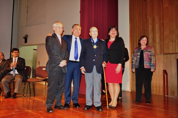 Reconocimiento a don César Figueroa